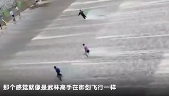 村民站水中撈魚似御劍飛行