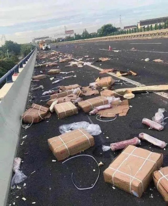 10噸豬肉翻車遭哄搶