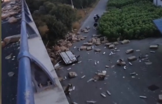 10噸豬肉翻車遭哄搶