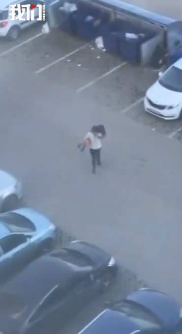 吵架吵不過將女朋友扔垃圾桶