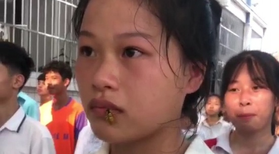 女生軍訓(xùn)被馬蜂爬嘴一動(dòng)不動(dòng)