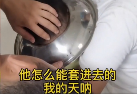 男孩腦袋卡進(jìn)鍋蓋取不下來