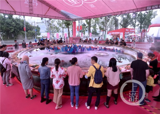 重慶天下第一大火鍋56人同時開吃