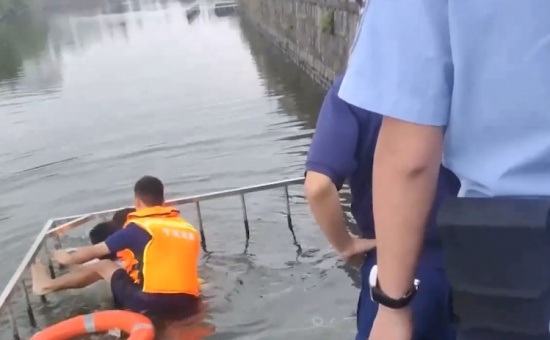 男孩稱被姐姐欺負跳河要求道歉