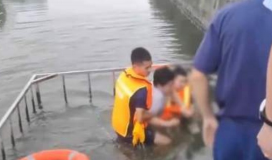 男孩稱被姐姐欺負跳河要求道歉