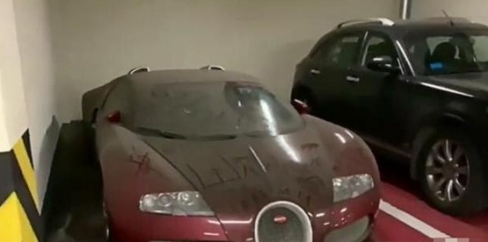 勞斯萊斯婚車與三輪車相撞