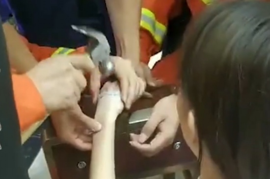 女子試帶玉鐲被卡當場買下敲碎