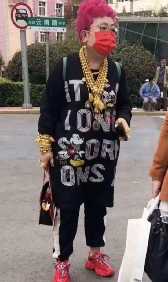 青島大媽核酸檢測身上掛滿金貨