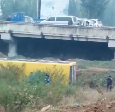 山東曲阜一公交車被追尾側翻