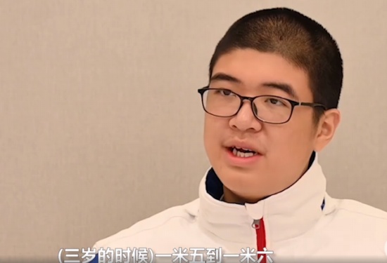 四川14歲男孩高221厘米