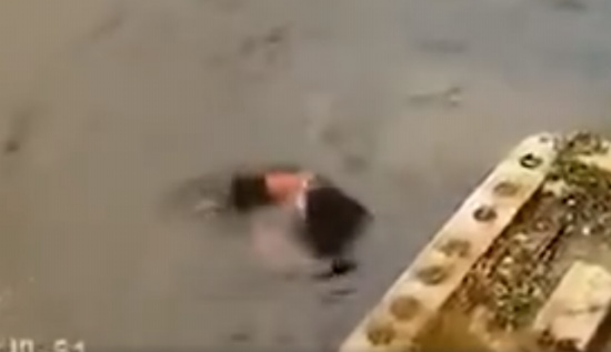 女子系鞋帶被同伴推入水庫