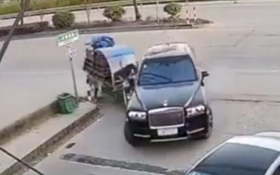三輪車撞上700多萬元勞斯萊斯