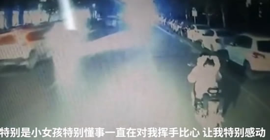 公交司機為母女照亮回家路 小女孩多次比心感謝