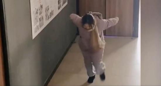 女孩被老師表揚(yáng)后開心到“起飛”