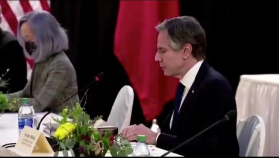 中美高層戰(zhàn)略對(duì)話(huà)現(xiàn)場(chǎng),美方翻譯人員染紫發(fā)。