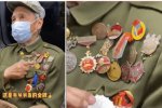 9旬老兵掛滿勛章坐地鐵被圍觀