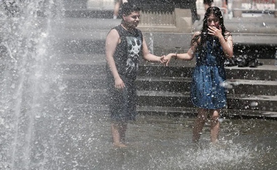 人們在紐約市華盛頓廣場公園的公共噴泉中消暑。