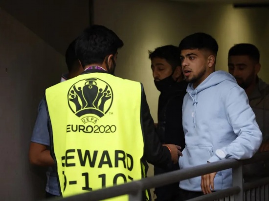 英國足球流氓闖進溫布利球場