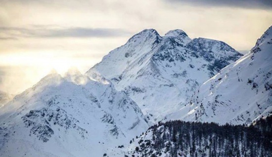 瑞士阿爾卑斯山的冰川正在穩(wěn)步下降,僅去年一年就減少了 2%。