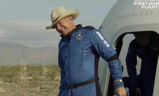 藍色起源的可重復使用的新謝潑德飛船從太空返回后，杰夫·貝佐斯 (Jeff Bezos)