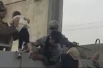 喀布爾機場1名小女孩讓美國和英國士兵接走