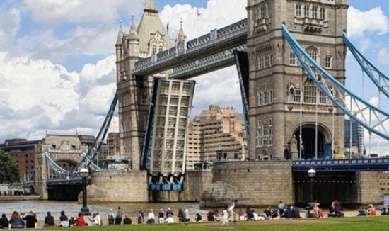 倫敦塔橋卡住放不下來了