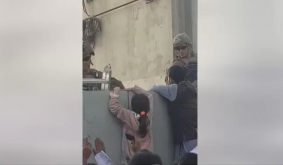 英國士兵看到喀布爾機場混亂和絕望的場景哭了