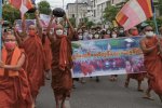 緬甸民主派僧侶游行反對(duì)軍政府政變