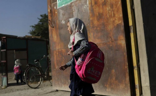 阿富汗女孩被困在家里 等待塔利班計劃重新開放學校