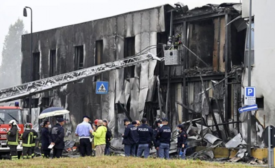 意大利小型飛機墜毀8人死亡