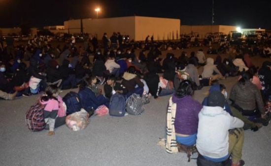 墨西哥發(fā)現(xiàn)600多名非法移民躲在貨車?yán)? width=