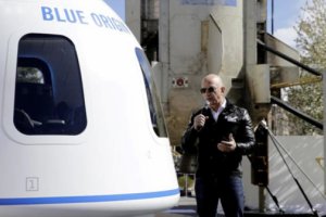 美國法官對杰夫·貝佐斯在月球著陸器套裝中的藍色