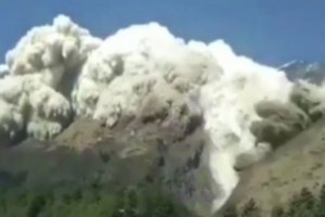 尼泊爾野馬發(fā)生大規(guī)模雪崩