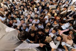 喀布爾護照辦公室系統崩潰被迫暫停工作