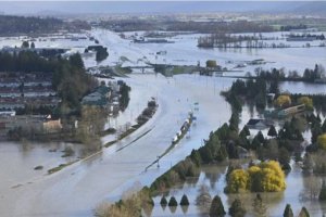 加拿大洪水阻斷了通往最大港口的鐵路通道
