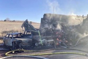 美國車禍凍雨造成100多輛汽車連環追尾