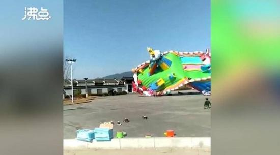 湖北一充氣城堡被吹翻 有孩子受傷