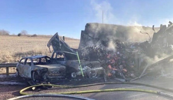美國車禍凍雨造成100多輛汽車連環(huán)追尾