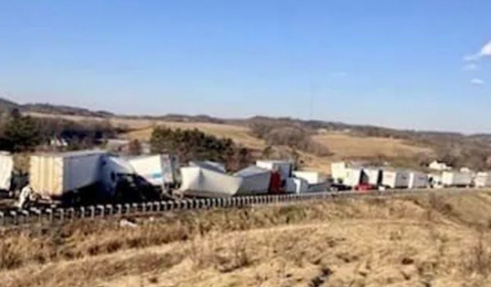 美國車禍凍雨造成100多輛汽車連環(huán)追尾