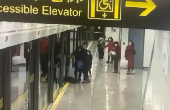 上海地鐵女乘客被屏蔽門夾住身亡