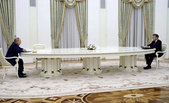 法國總統拒絕新冠病毒檢測被迫與普京保持距離