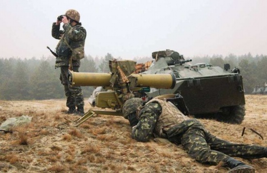 烏克蘭士兵扛反坦克導彈上火線