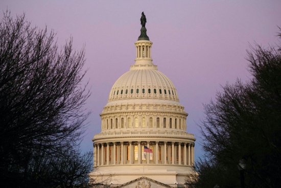 美國參議院準備通過烏克蘭援助和政府資助