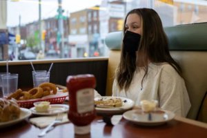 費(fèi)城將在強(qiáng)制實(shí)施室內(nèi)戴口罩幾天后結(jié)束