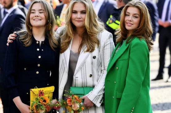 荷蘭人慶祝沒有疫情限制的國(guó)王節(jié)假期