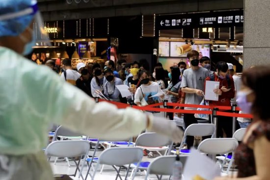 臺灣每日新冠病例首次突破10000例