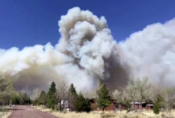 肆虐的野火迫使新墨西哥州山谷撤離