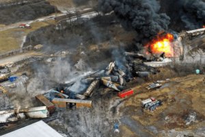 美國(guó)俄亥俄州列車脫軌氯乙烯泄漏造成重大污染