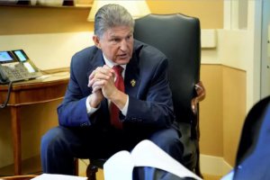 美國參議員曼欽聯手廢除拜登太陽能關稅豁免