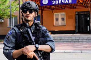 北約士兵部署在科索沃市政廳周圍與塞族抗議者對峙